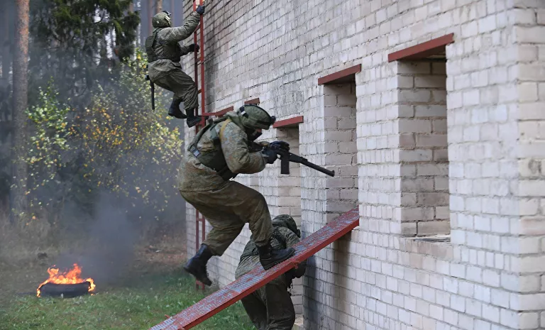 Bài tập thực hành toàn diện của quân nhân đơn vị đặc nhiệm thuộc Quân khu Trung tâm trên thao trường ở vùng Pskov. © Sputnik / Konstantin Morozov